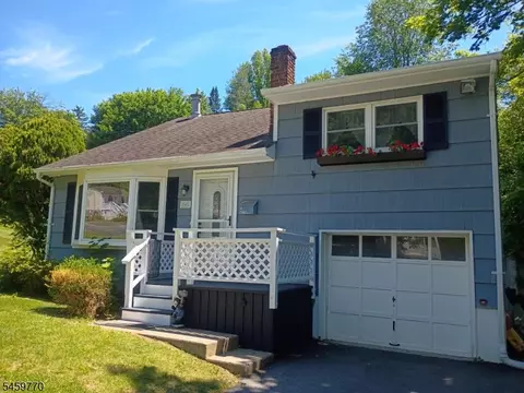 4 Adams Dr, Ogdensburg, NJ 07439