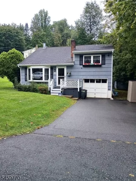 4 Adams Dr, Ogdensburg, NJ 07439