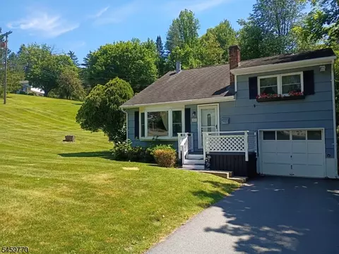 4 Adams Dr, Ogdensburg, NJ 07439