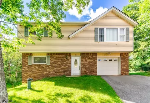 8 Rollins Trl, Hopatcong, NJ 07843
