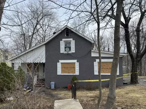 9 Cedarbrook Rd, Hewitt, NJ 07421