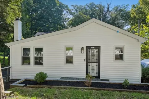 193 Monroe Trl, Hopatcong, NJ 07843