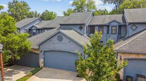 4 Hillside Ct, Lambertville, NJ 08530