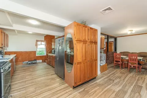Entry Way - 19 Skyland Ave, Haskell, NJ 07420 photo 2 of 3