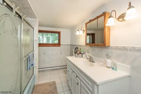 Bath - 19 Skyland Ave, Haskell, NJ 07420 photo 1 of 2