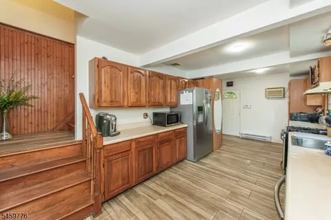 Entry Way - 19 Skyland Ave, Haskell, NJ 07420 photo 1 of 3