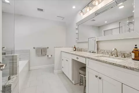 Bath - 11 Ridge Pl, Wayne, NJ 07470 photo 2 of 5