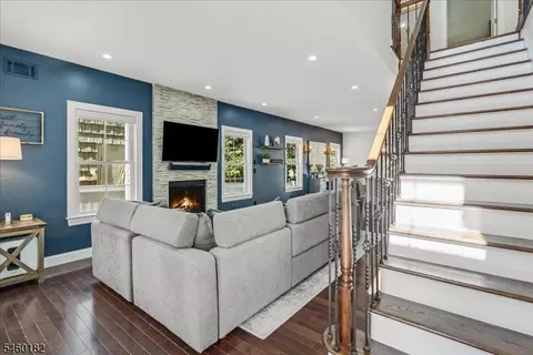 Entry Way - 11 Ridge Pl, Wayne, NJ 07470 photo 3 of 8