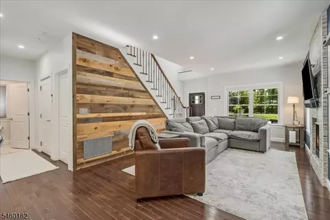 Entry Way - 11 Ridge Pl, Wayne, NJ 07470 photo 6 of 8
