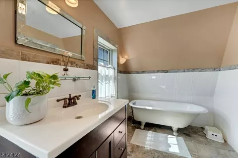 Bath - 85 Spring Valley Ave, Hackensack, NJ 07601 photo 2 of 4