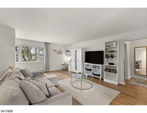 9 Wedgewood Dr #93, Verona, NJ 07044
