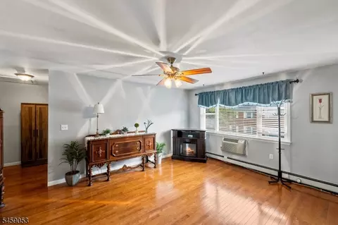 Living - 1135 Valley Rd # B, Wayne, NJ 07470 photo 1 of 2
