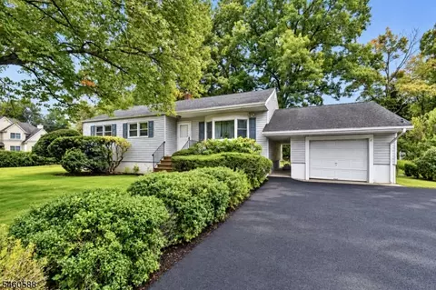 17 Moosepac Ln, Oak Ridge, NJ 07438