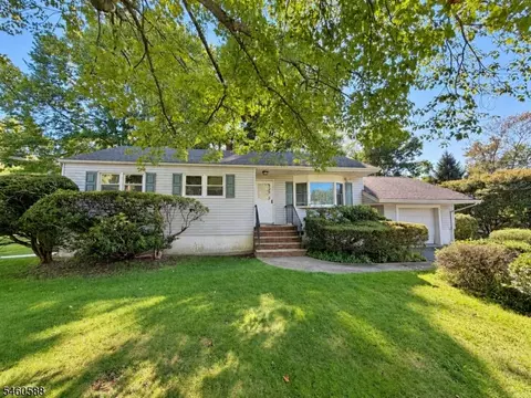 17 Moosepac Ln, Oak Ridge, NJ 07438
