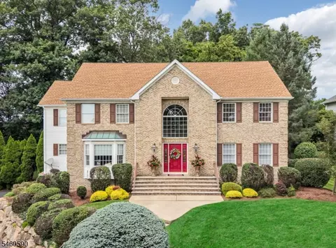 4 Moccasin Ct, Mahwah, NJ 07430