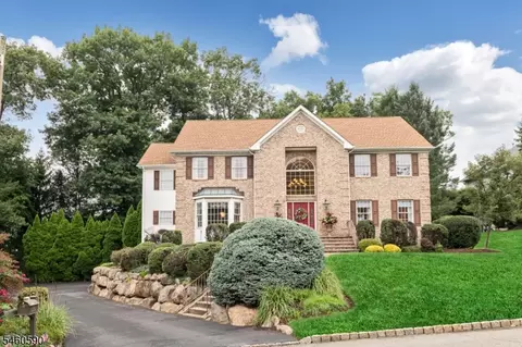 4 Moccasin Ct, Mahwah, NJ 07430