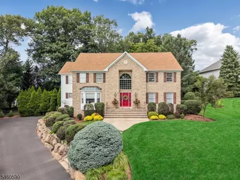 4 Moccasin Ct, Mahwah, NJ 07430