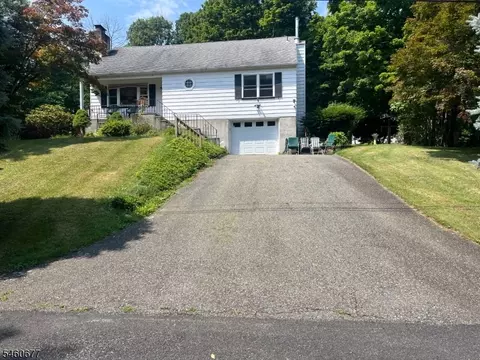 17 Misty Ln, West Milford, NJ 07480