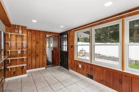 Entry Way - 10 Cayuga Trl, Wayne, NJ 07470 photo 2 of 7