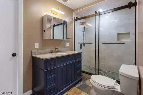 Bath - 10 Cayuga Trl, Wayne, NJ 07470 photo 3 of 3