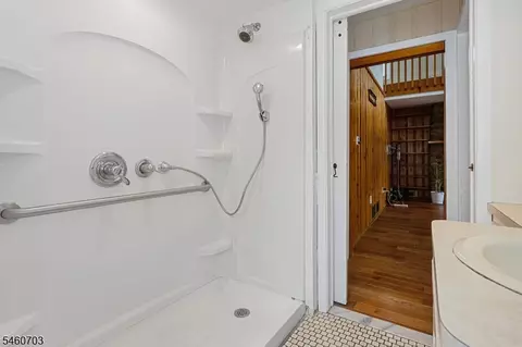 Bath - 10 Cayuga Trl, Wayne, NJ 07470 photo 2 of 3