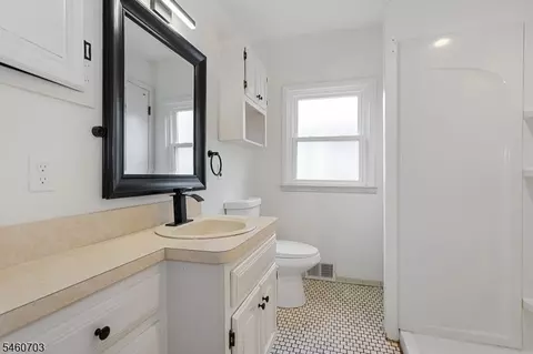 Bath - 10 Cayuga Trl, Wayne, NJ 07470 photo 1 of 3