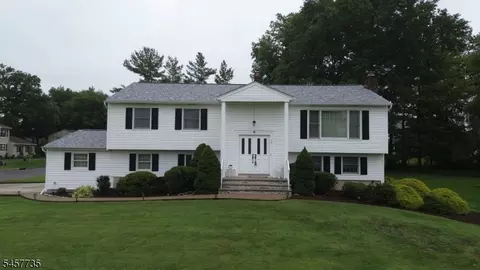 2 Tanglewood Dr, East Hanover, NJ 07936
