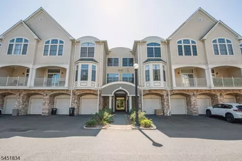 121 Turlington Ct, Livingston, NJ 07039