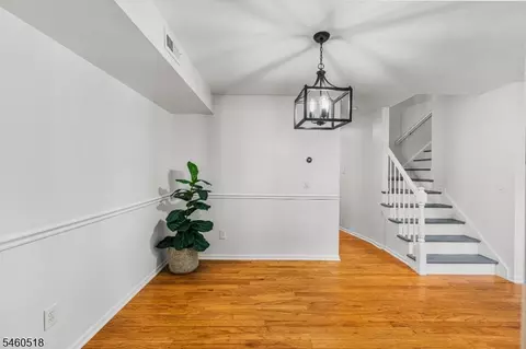Entry Way - 5 Evans Ct, Bedminster, NJ 07921 photo 2 of 4