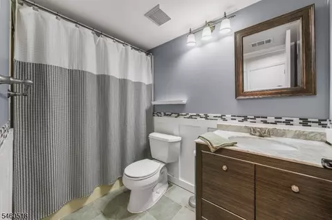 Bath - 5 Evans Ct, Bedminster, NJ 07921 photo 1 of 4