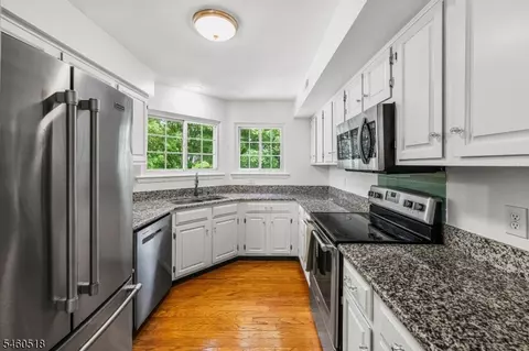 Kitchen - 5 Evans Ct, Bedminster, NJ 07921 photo 3 of 4