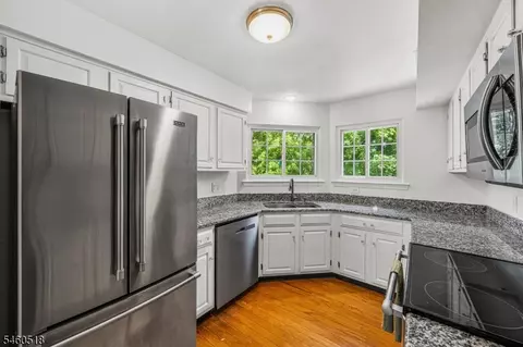 Kitchen - 5 Evans Ct, Bedminster, NJ 07921 photo 4 of 4