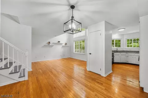 Entry Way - 5 Evans Ct, Bedminster, NJ 07921 photo 1 of 4