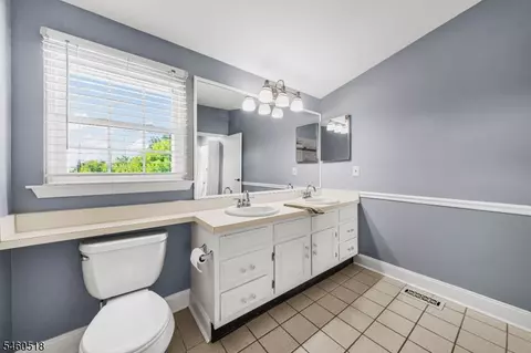 Bath - 5 Evans Ct, Bedminster, NJ 07921 photo 2 of 4