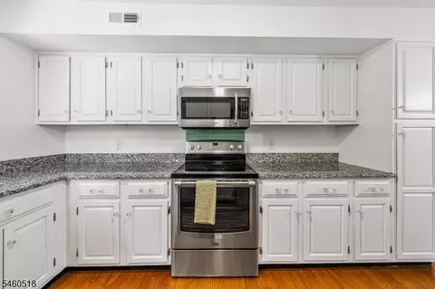 Kitchen - 5 Evans Ct, Bedminster, NJ 07921 photo 2 of 4