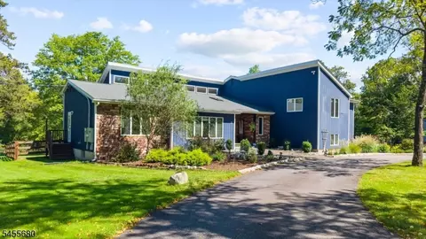 11 White Bridge Rd, Pittstown, NJ 08867