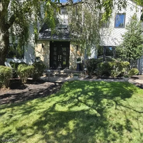 2 Sweet Briar Ct, Belle Mead, NJ 08502