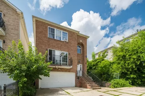 12 Seabury Ct, Newark, NJ 07104