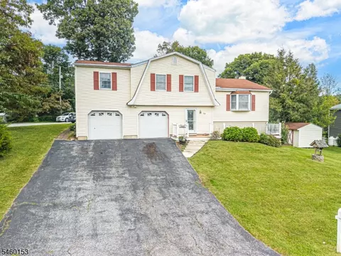 10 Hummingbird Trl, Highland Lakes, NJ 07422