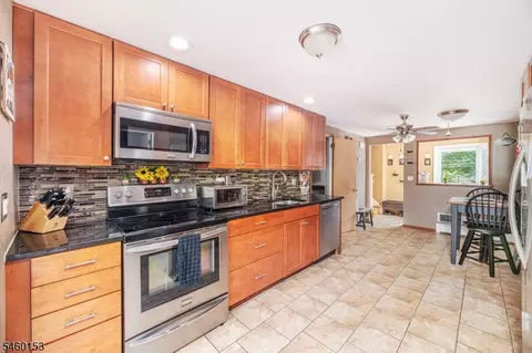 10 Hummingbird Trl, Highland Lakes, NJ 07422