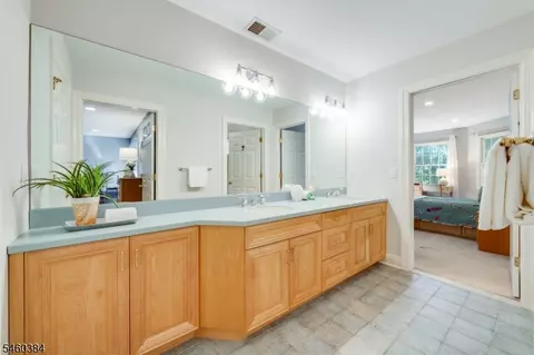 Bath - 16 Trinity Pl, Warren, NJ 07059 photo 5 of 6