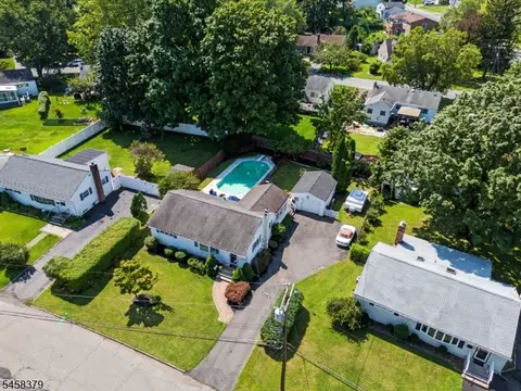 22 Carol Dr, Succasunna, NJ 07876