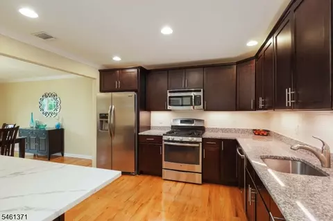 Kitchen - 6 Harvey Ct, Clark, NJ 07066 photo 4 of 4