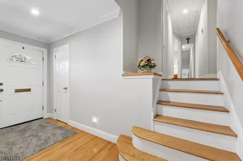 Entry Way - 5 Viewpoint Rd, Wayne, NJ 07470 photo 3 of 6
