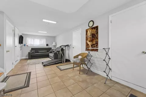 Entry Way - 5 Viewpoint Rd, Wayne, NJ 07470 photo 6 of 6
