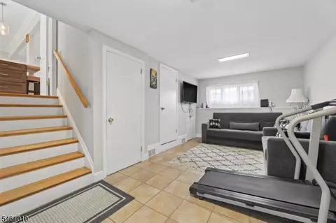 Entry Way - 5 Viewpoint Rd, Wayne, NJ 07470 photo 4 of 6