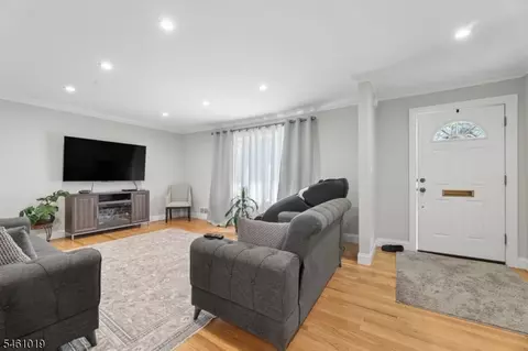 Entry Way - 5 Viewpoint Rd, Wayne, NJ 07470 photo 1 of 6