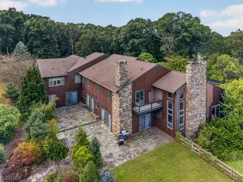 8 Springhill Rd, Annandale, NJ 08801