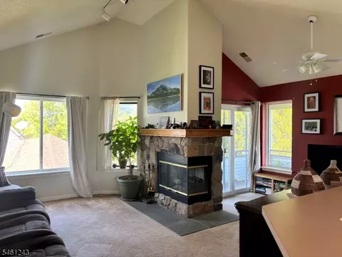 29 Harker Hill Dr, Hamburg, NJ 07419