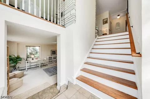 Entry Way - 27 Dalewood Rd, Wayne, NJ 07470 photo 2 of 4